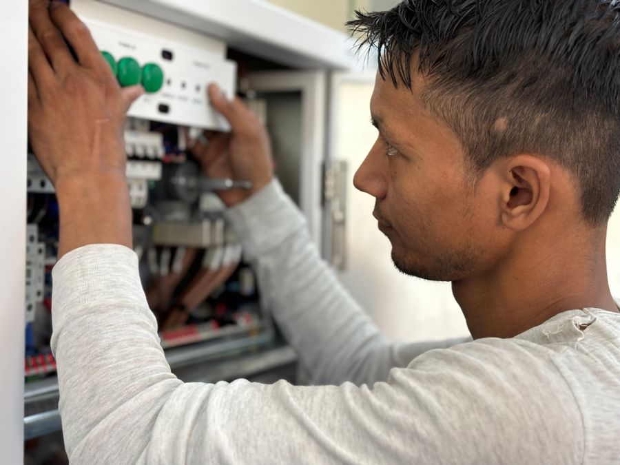 Profesional interviniendo en un cuadro eléctrico
