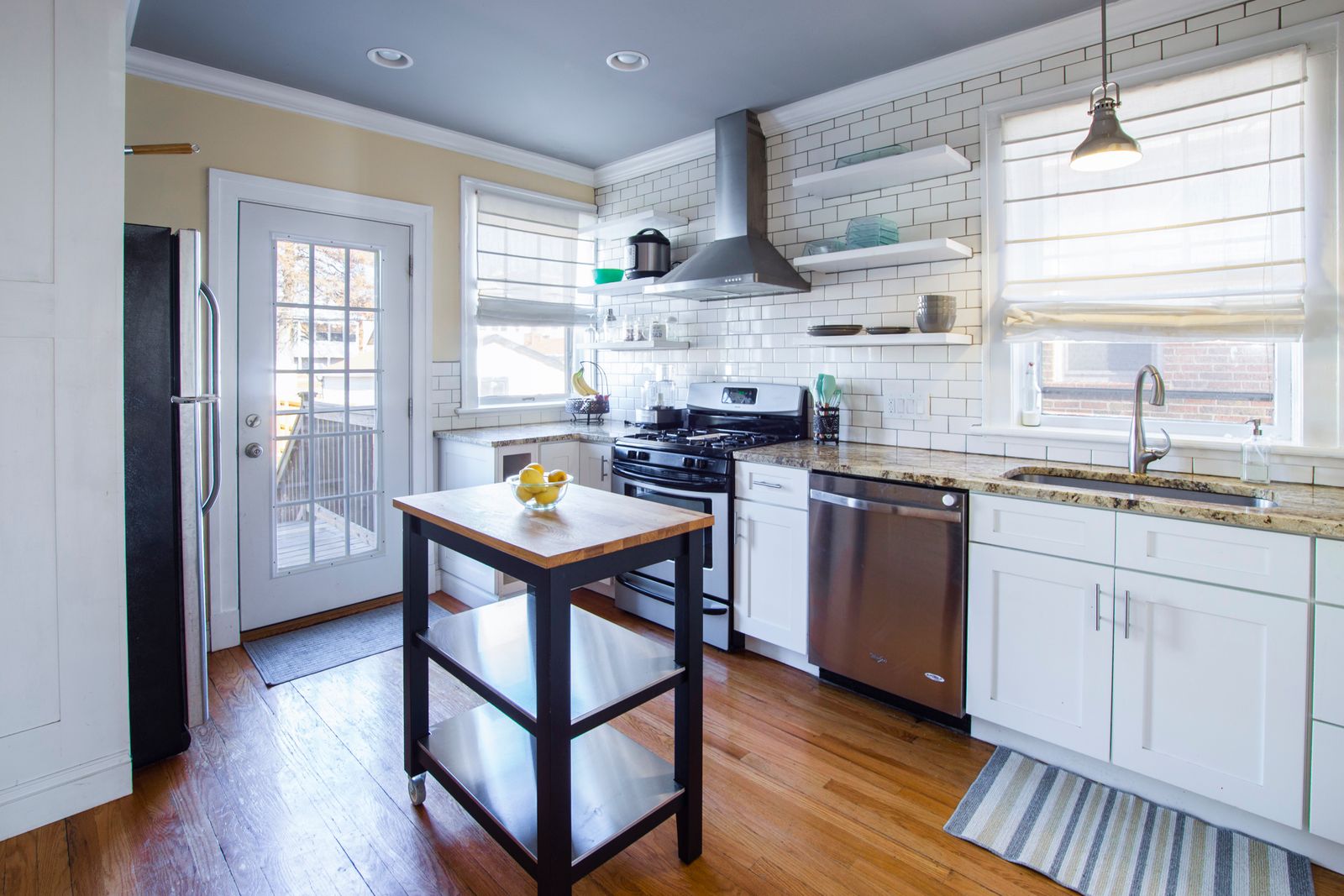 Cocina contemporánea con mobiliario claro y encimera